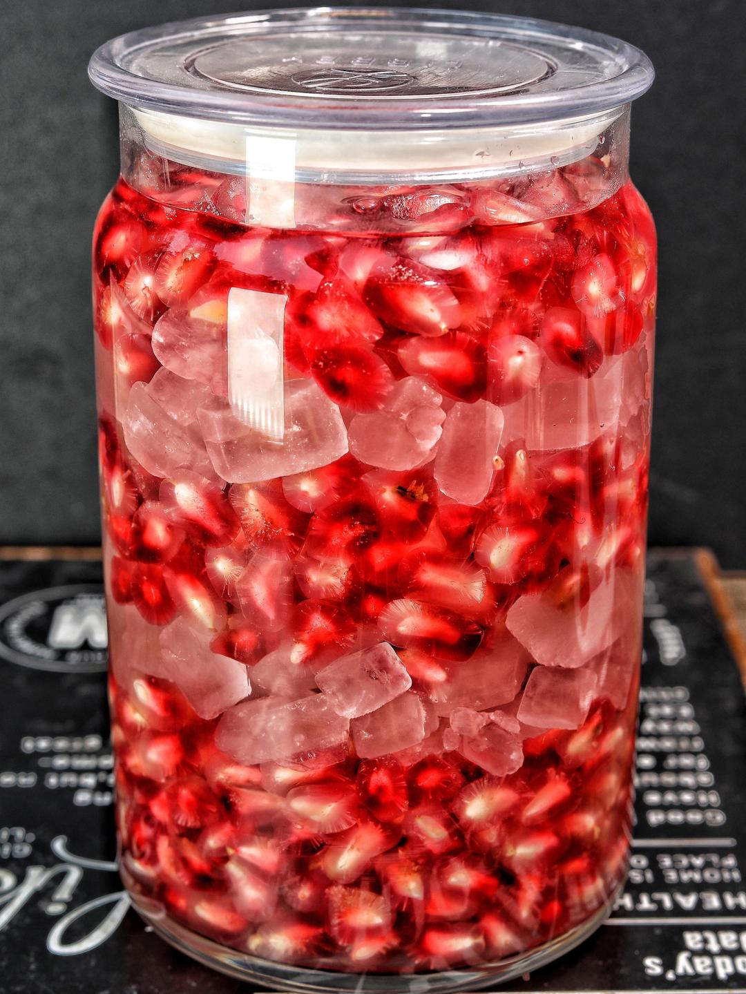 石榴泡酒的做法,用什么白酒好？维生素丰富，口感还特别美味