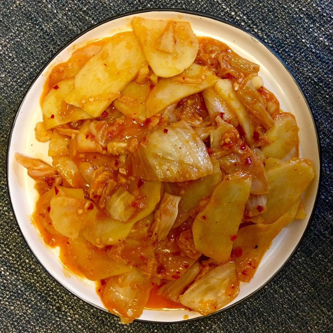 土豆片炒泡菜（辣白菜）