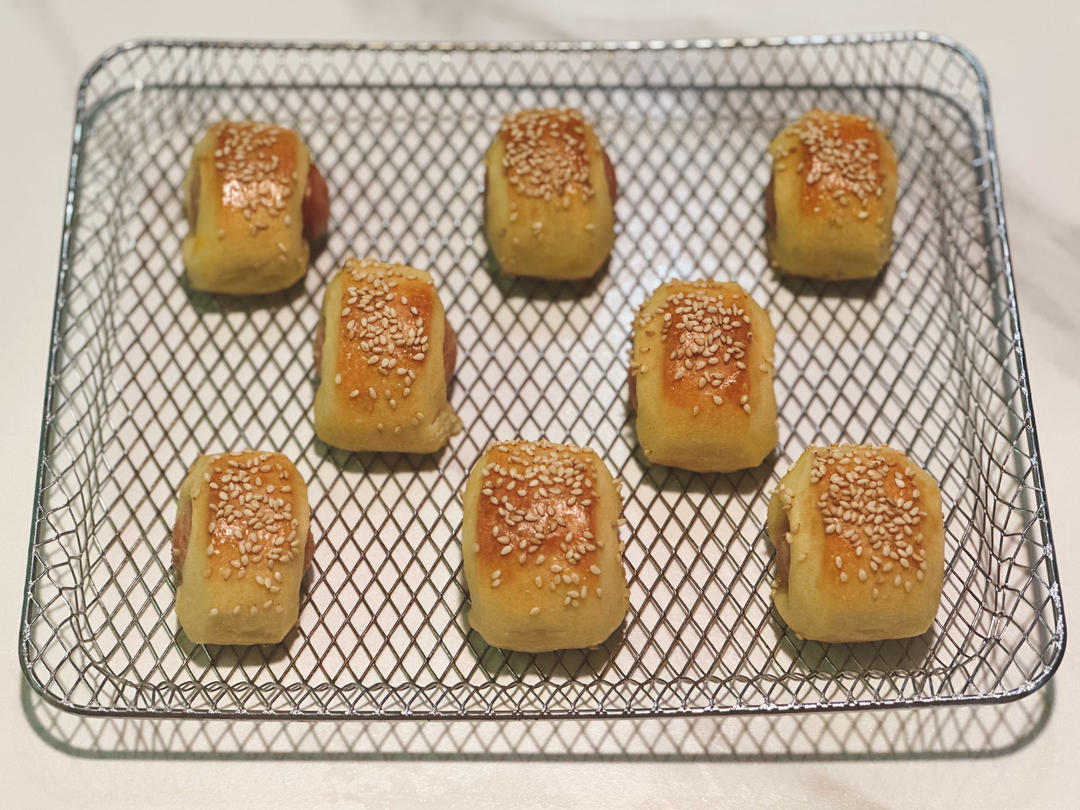 一口迷你肠仔包