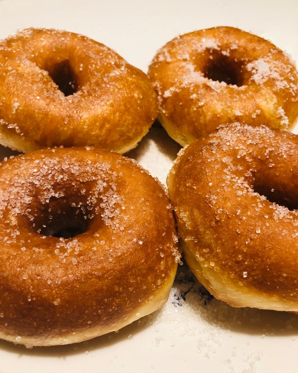 好吃到哭泣的甜甜圈VANILLA CREAM-FILLED DOUGHNUTS