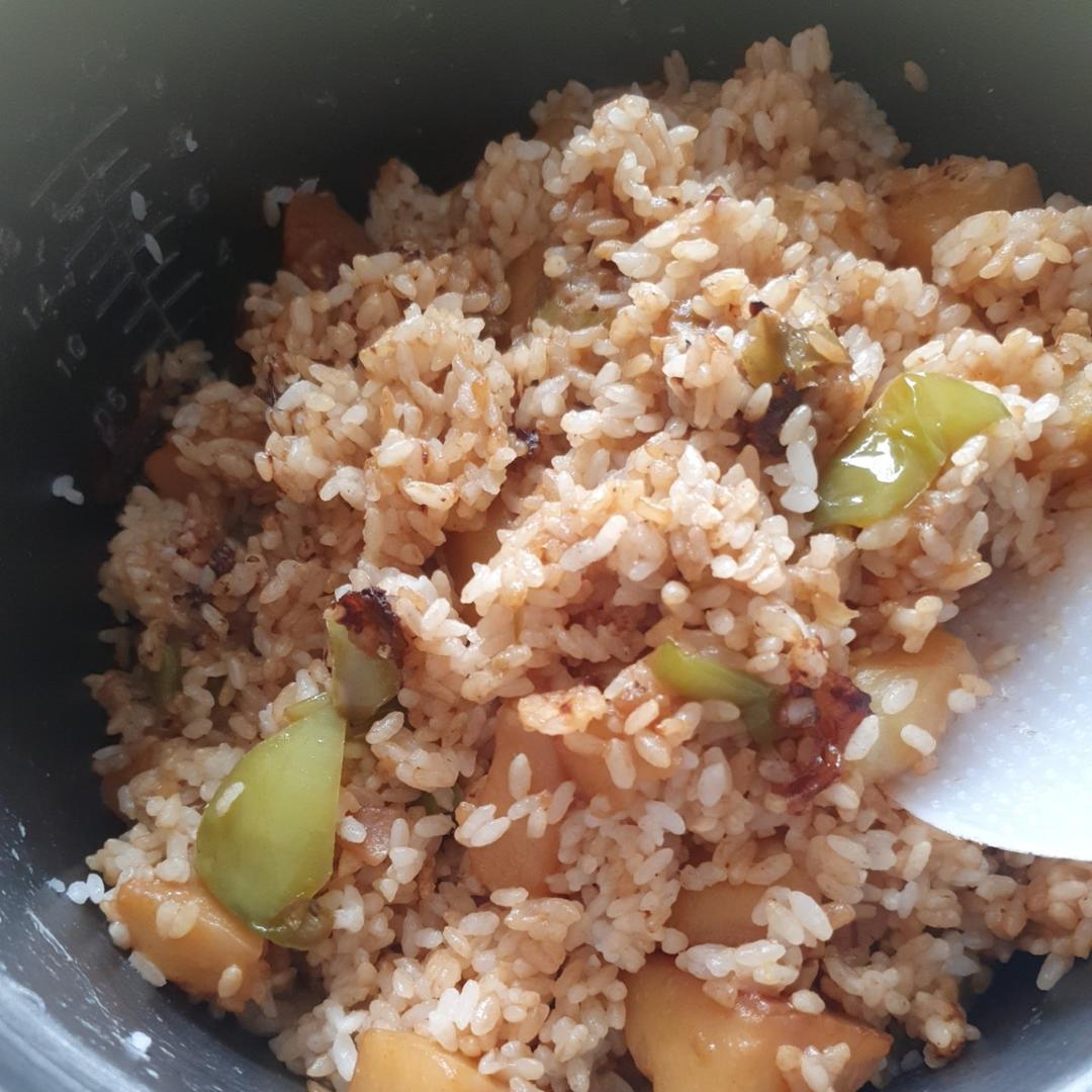 土豆焖饭（洋芋孔饭）家常超简单版（亦可解决掉上一顿的剩饭）