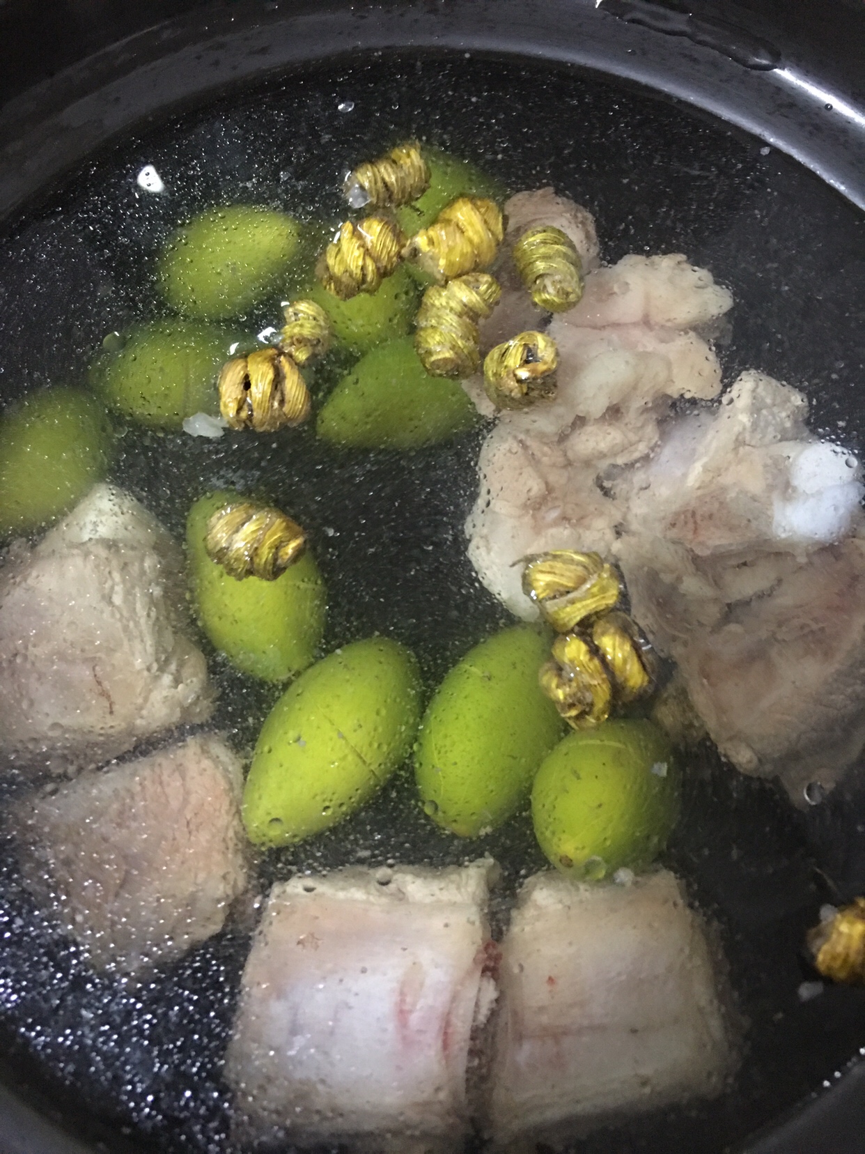 润肺清养的石斛橄榄煲排骨汤的做法 步骤4