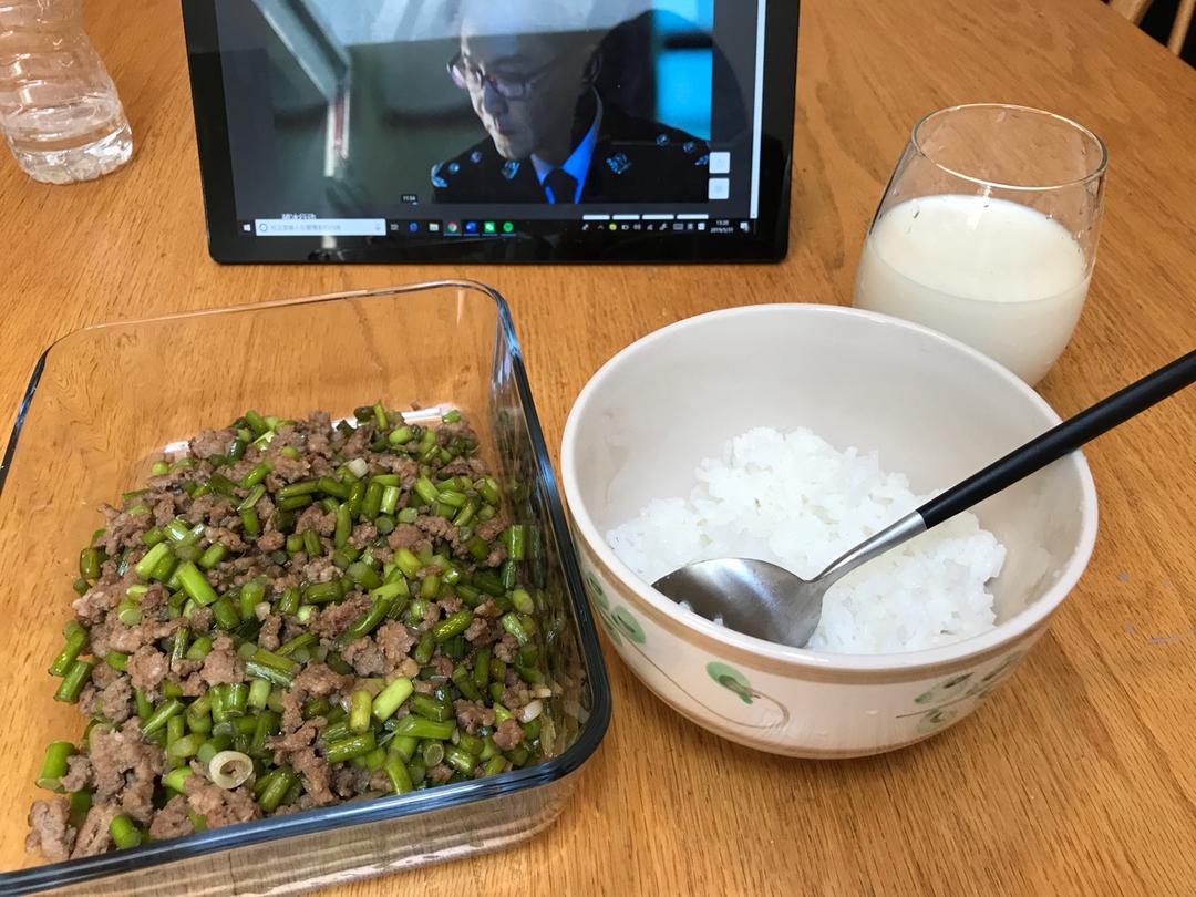 炒苍蝇头（蒜薹炒肉沫）