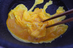 番茄炒蛋--15张图教你做出最美味的番茄炒蛋的做法 步骤8