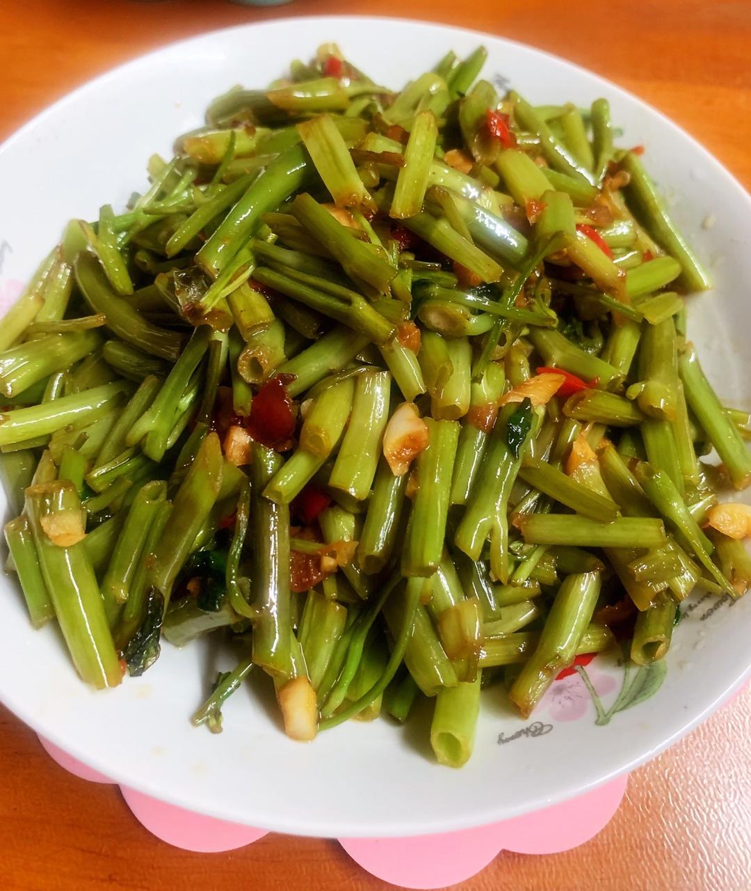 夏天连吃三大碗饭的秘密武器：酸辣空心菜梗