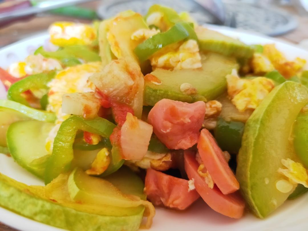 红黄绿打一菜名（🍅西红柿炒西葫芦炒鸡蛋炒火腿肠）的做法