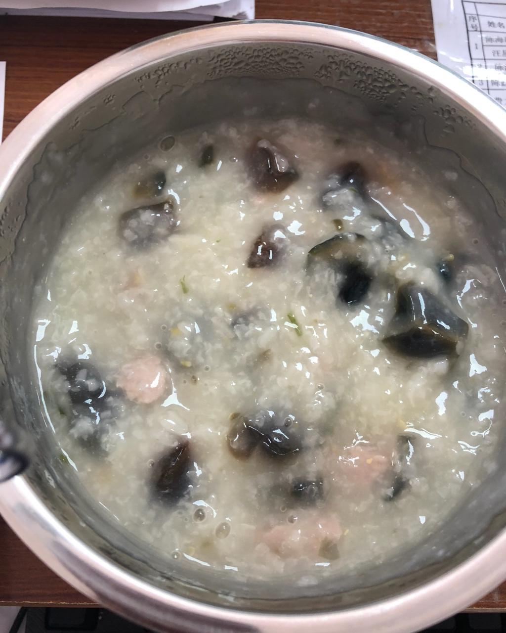 超简单的电饭煲版皮蛋瘦肉粥