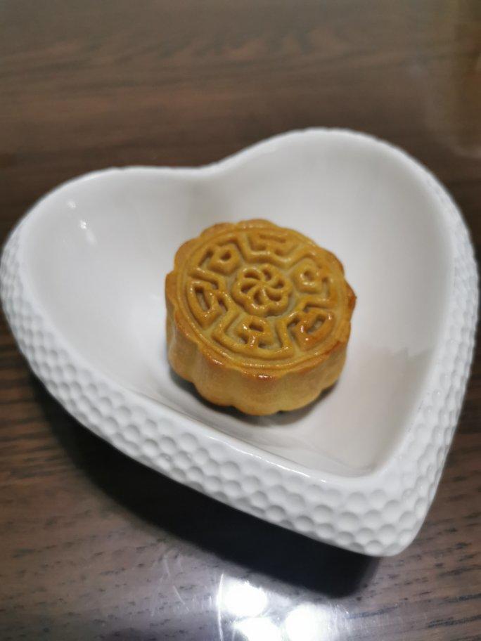 广式蛋黄莲蓉月饼
