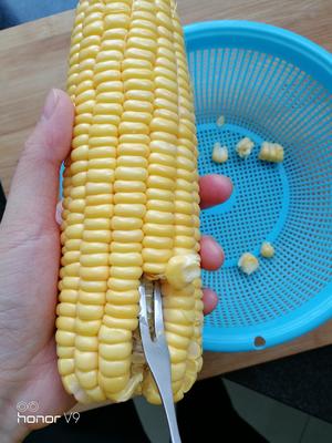 水果叉快速剥玉米粒的做法 步骤1