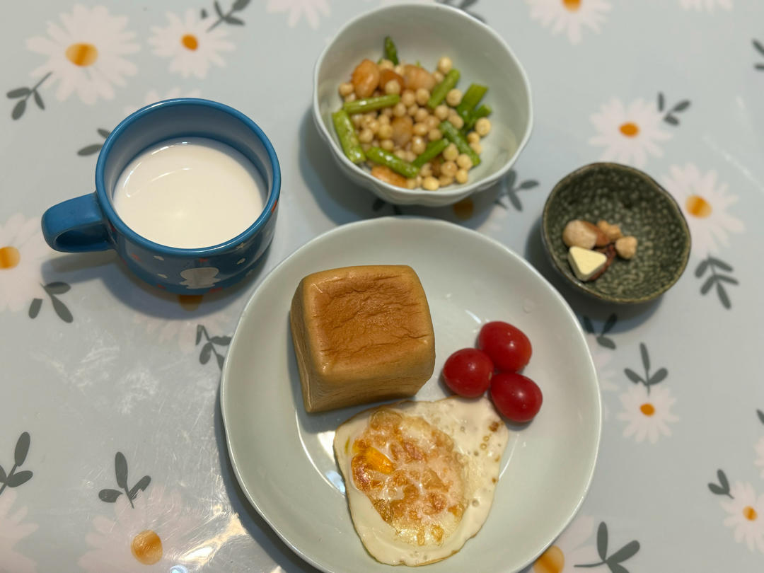 这是被誉为水中八仙之首的鸡头米，也就是新鲜的芡实，它也被称为水中人参，嚼在嘴里软糯清香，用来煲汤，煮粥，清炒或者煮糖水都非常的营养美味