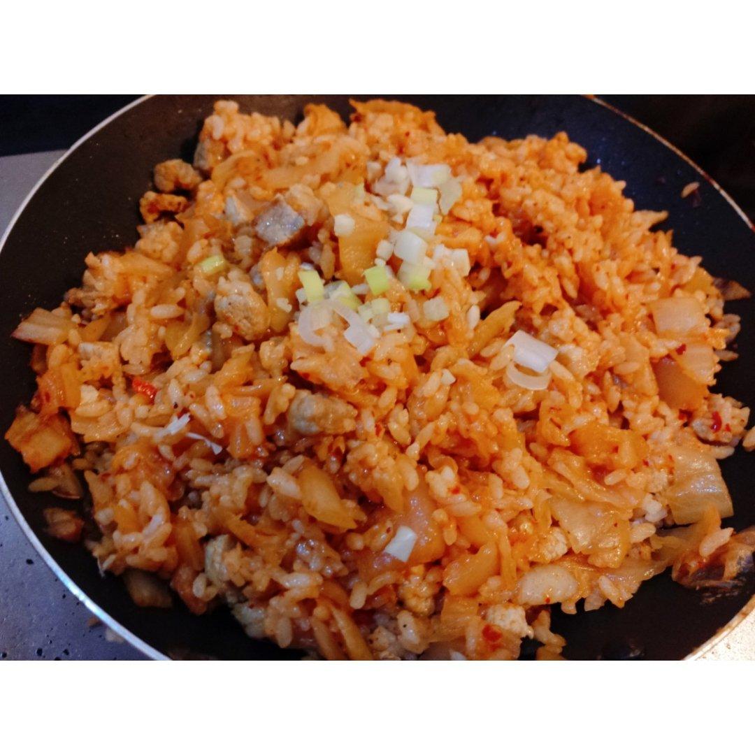 韩国大厨教你做正宗的辣白菜炒饭