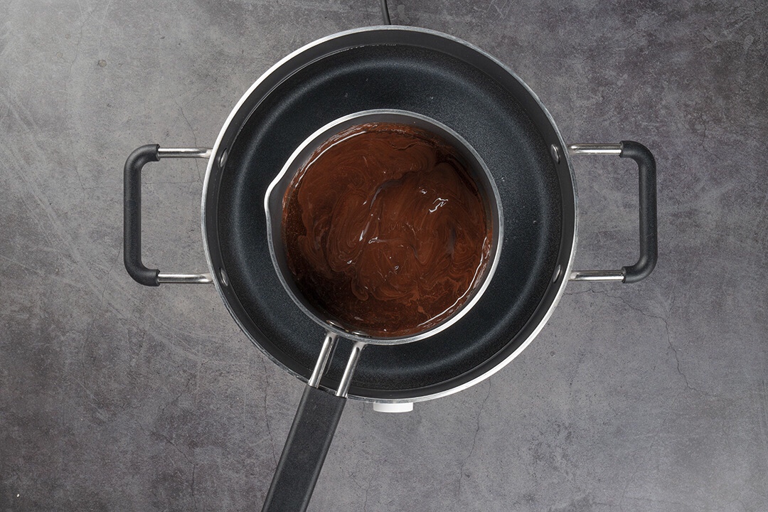 超级简单的电饭锅巧克力蛋糕的做法 步骤2