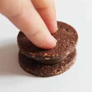 翻译食谱 | 超美味榛子巧克力夹心饼干🍫的做法 步骤4