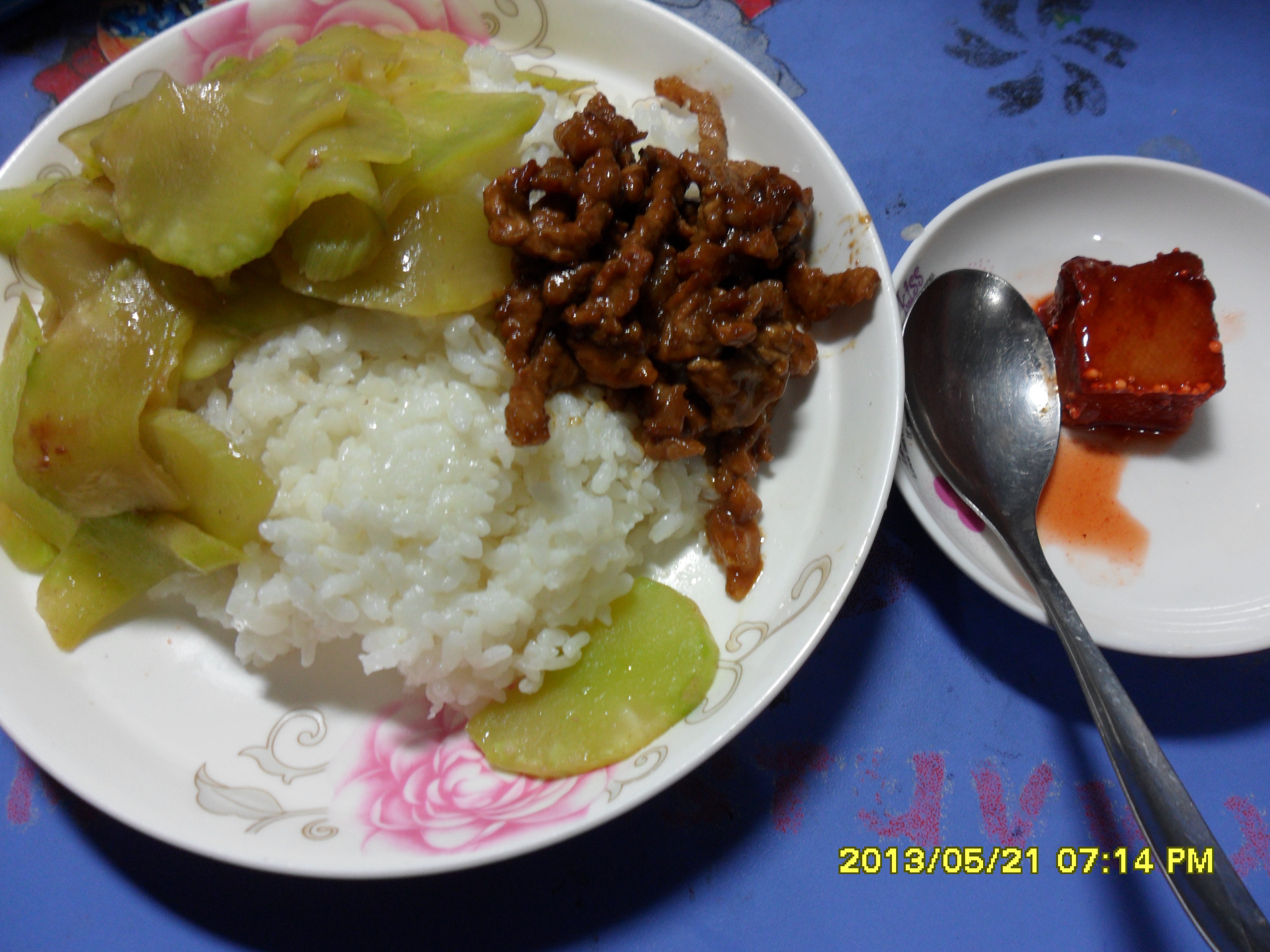 肉丁莴笋叶炒饭