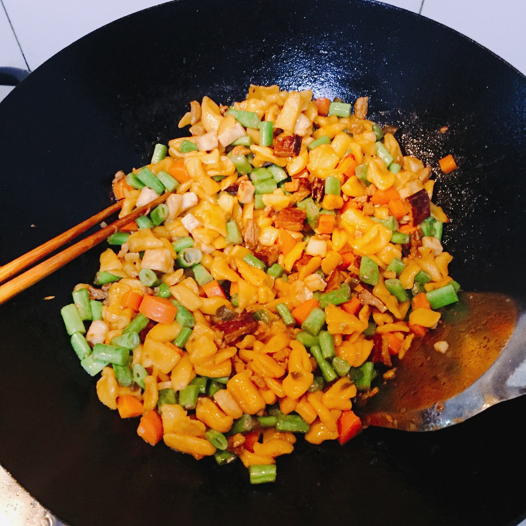 炒麻食