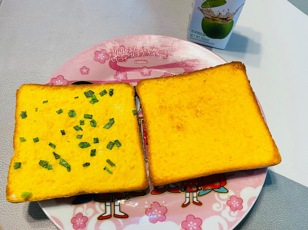 吐司片的一百种吃法之香葱鸡蛋吐司片，10分钟快手早餐，咸香酥脆