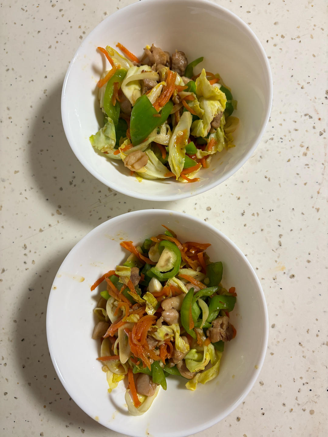 胡萝卜尖椒圆白菜丝炒鸡腿肉丁