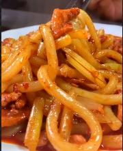 不管在哪里，你都可以吃到新疆炒米粉了