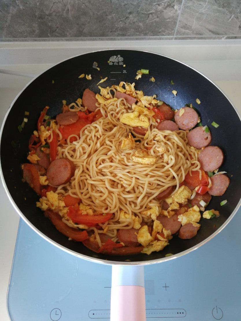香肠鸡蛋炒面