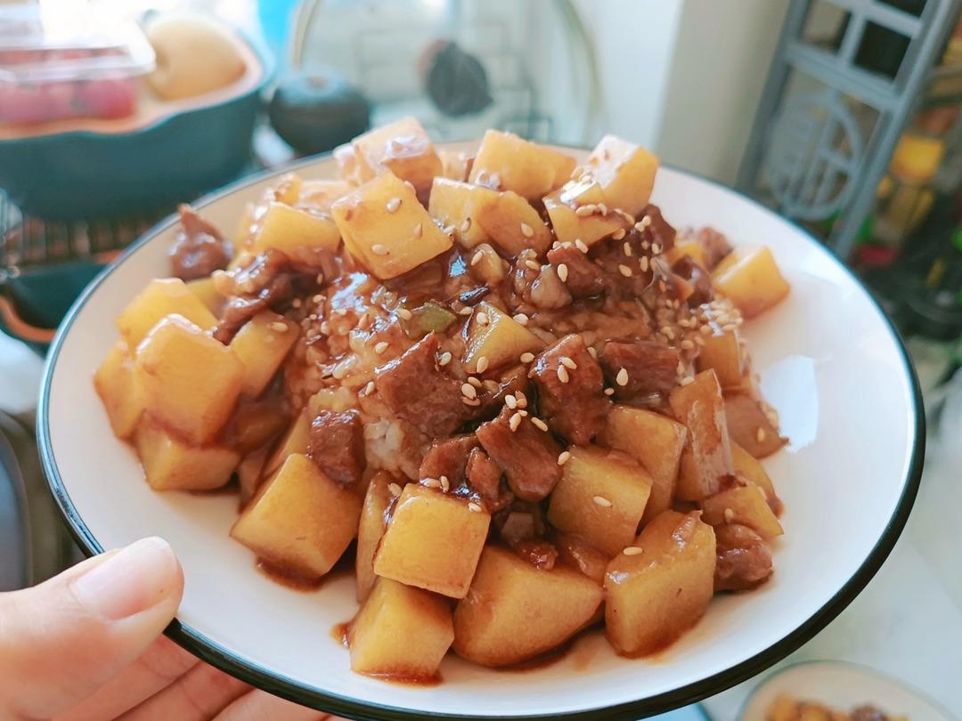 酱汁浓郁，好吃到舔盘的红烧土豆盖浇饭～