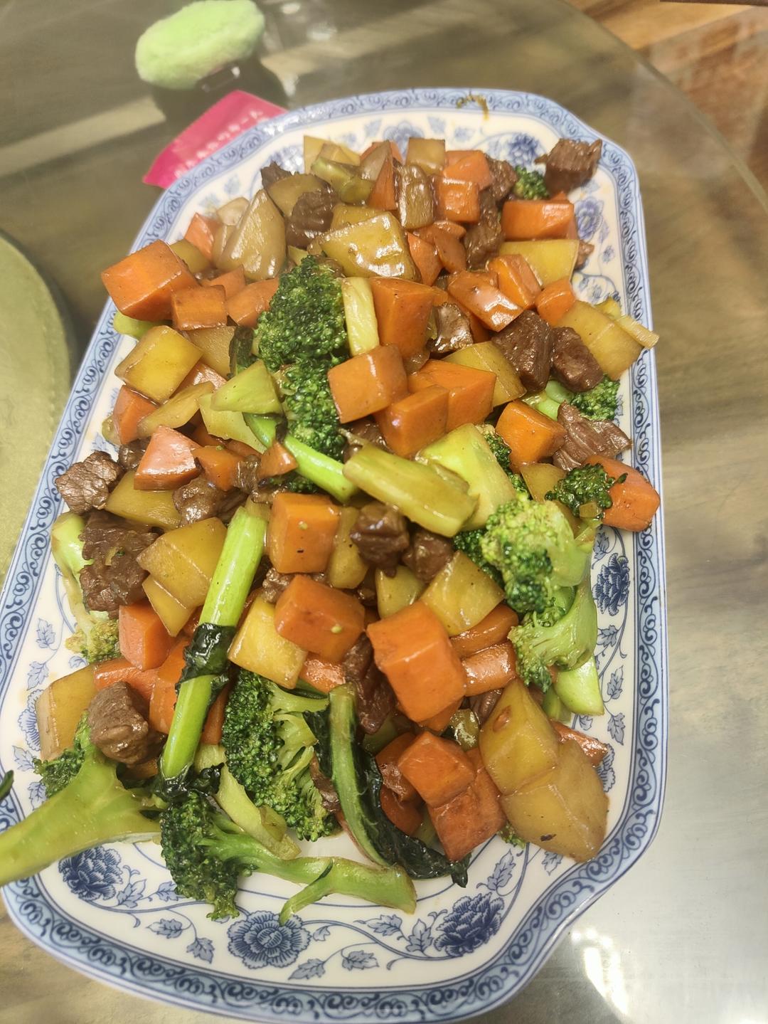 土豆燉牛肉之饭扫光，这样做也太香了吧，还没出锅已是浓香四溢了