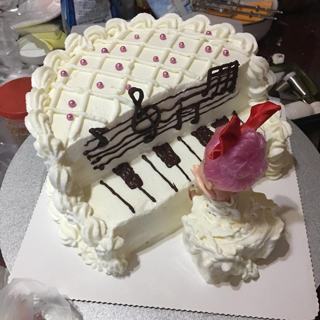 未知的精彩s做的钢琴女孩蛋糕