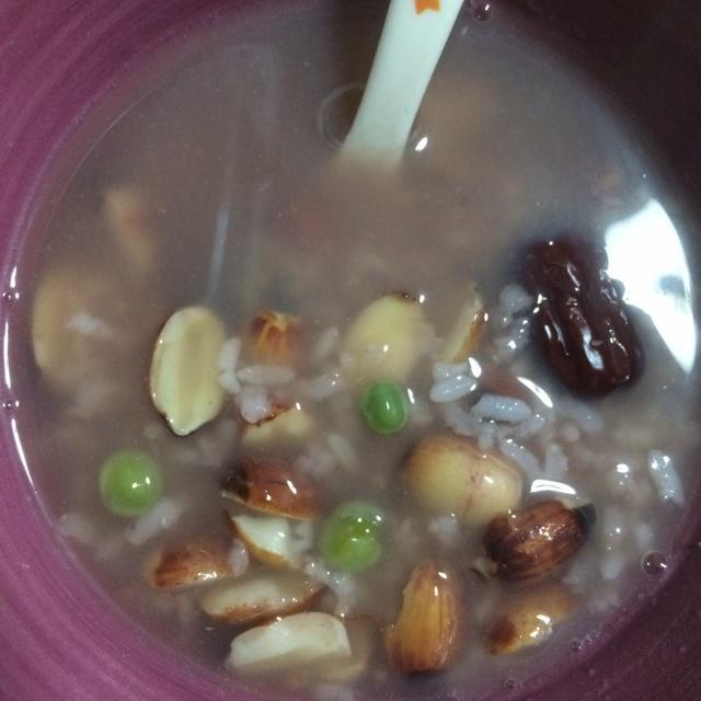红枣豌豆莲子粥的做法