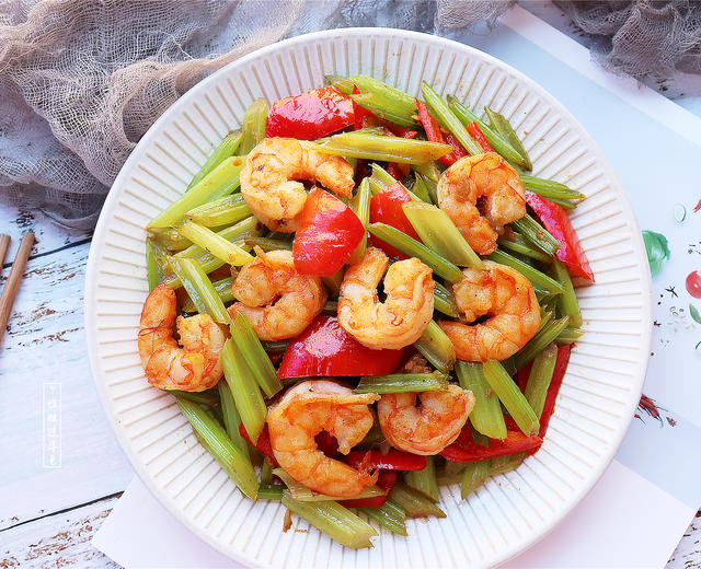 一把西芹,几个虾子,快速做让人赞不绝口的西芹炒虾仁的做法