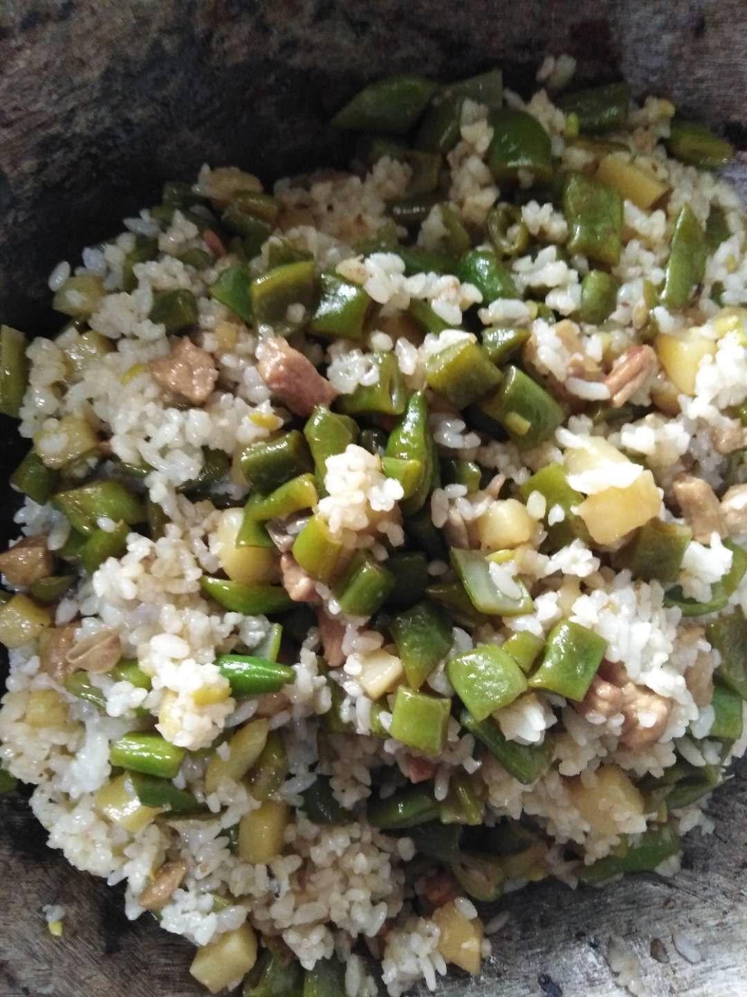 剩米饭版豆角土豆饭的做法