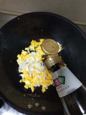 5分钟做道下饭菜-蒜薹炒鸡蛋的做法 步骤6