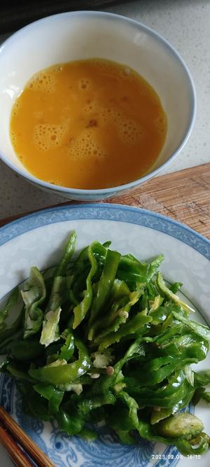 网红菜：湘西外婆菜炒蛋的做法 步骤1