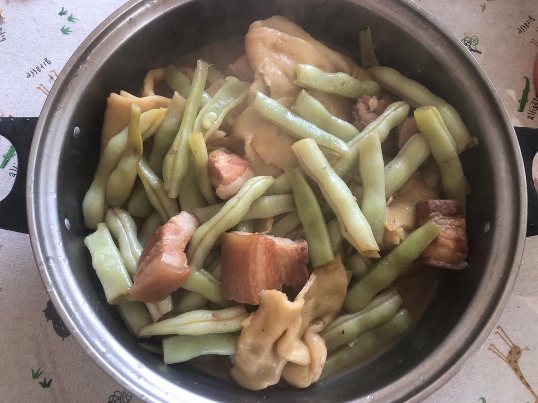 太好吃了吧！豆角排骨焖卷子