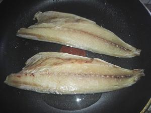 盐煎鲅鱼的做法 步骤2