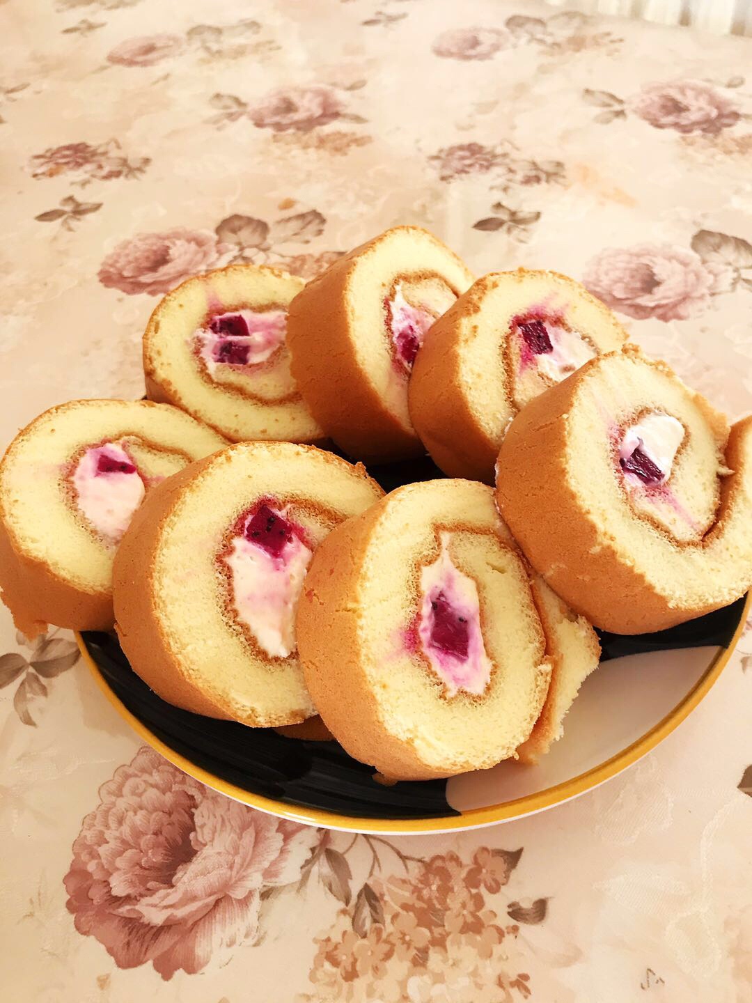 蛋糕卷（红心火龙果和淡奶油）颠覆28×28烤盘，13寸烤盘，也可以用烤箱自带的烤盘的做法
