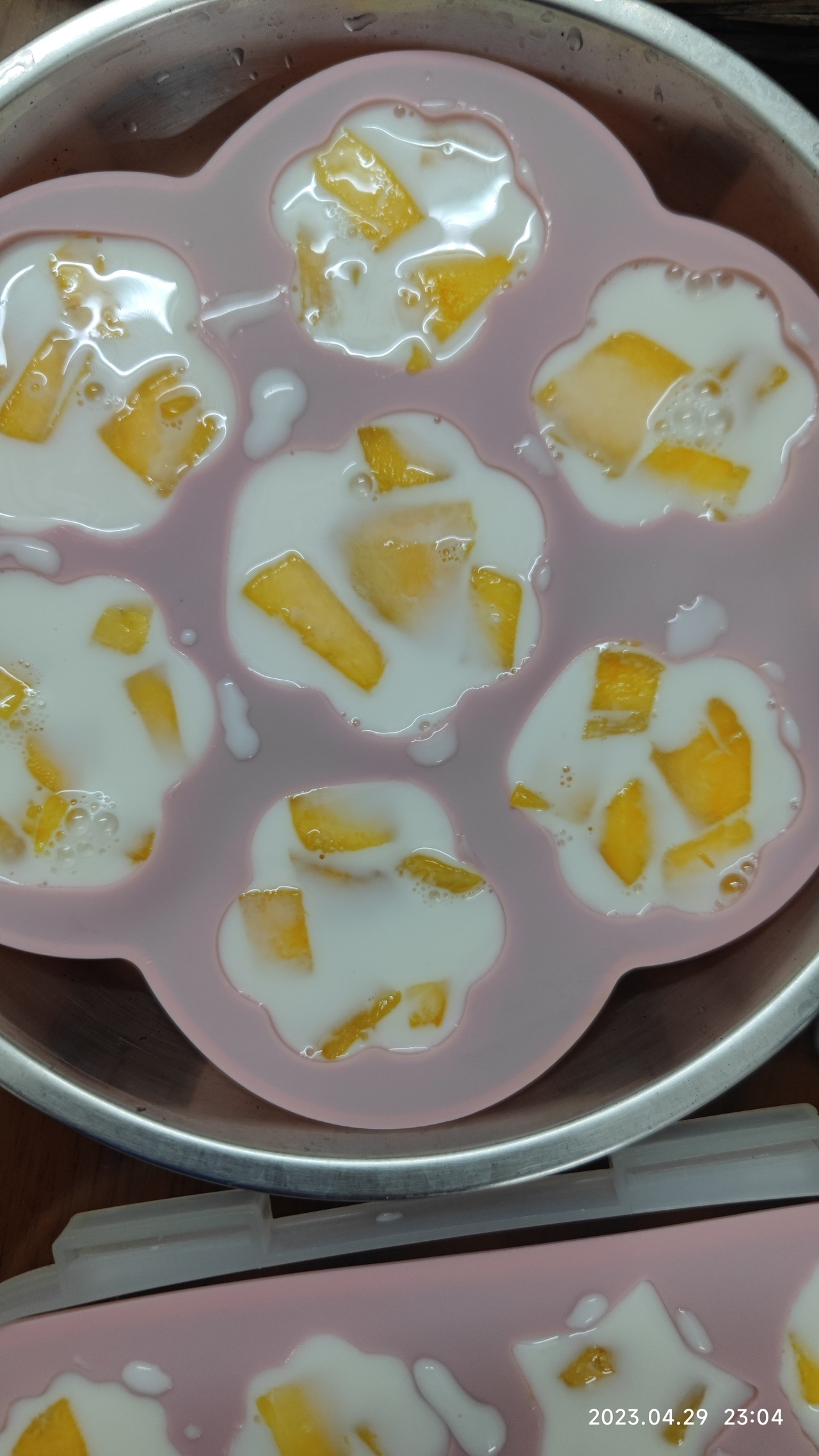 首试:简单省事的椰子牛奶芒果冻的做法 步骤11