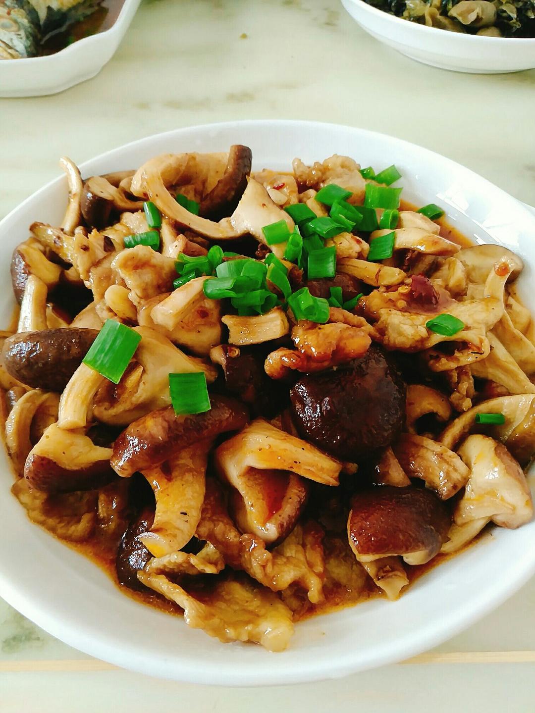 【香菇炒肉,超级下饭哦图片】狗正八呀呀_下厨房