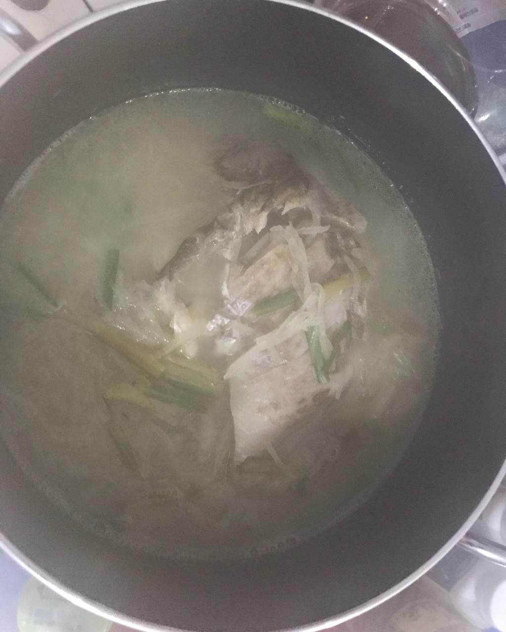 女人汤-鲫鱼萝卜丝汤