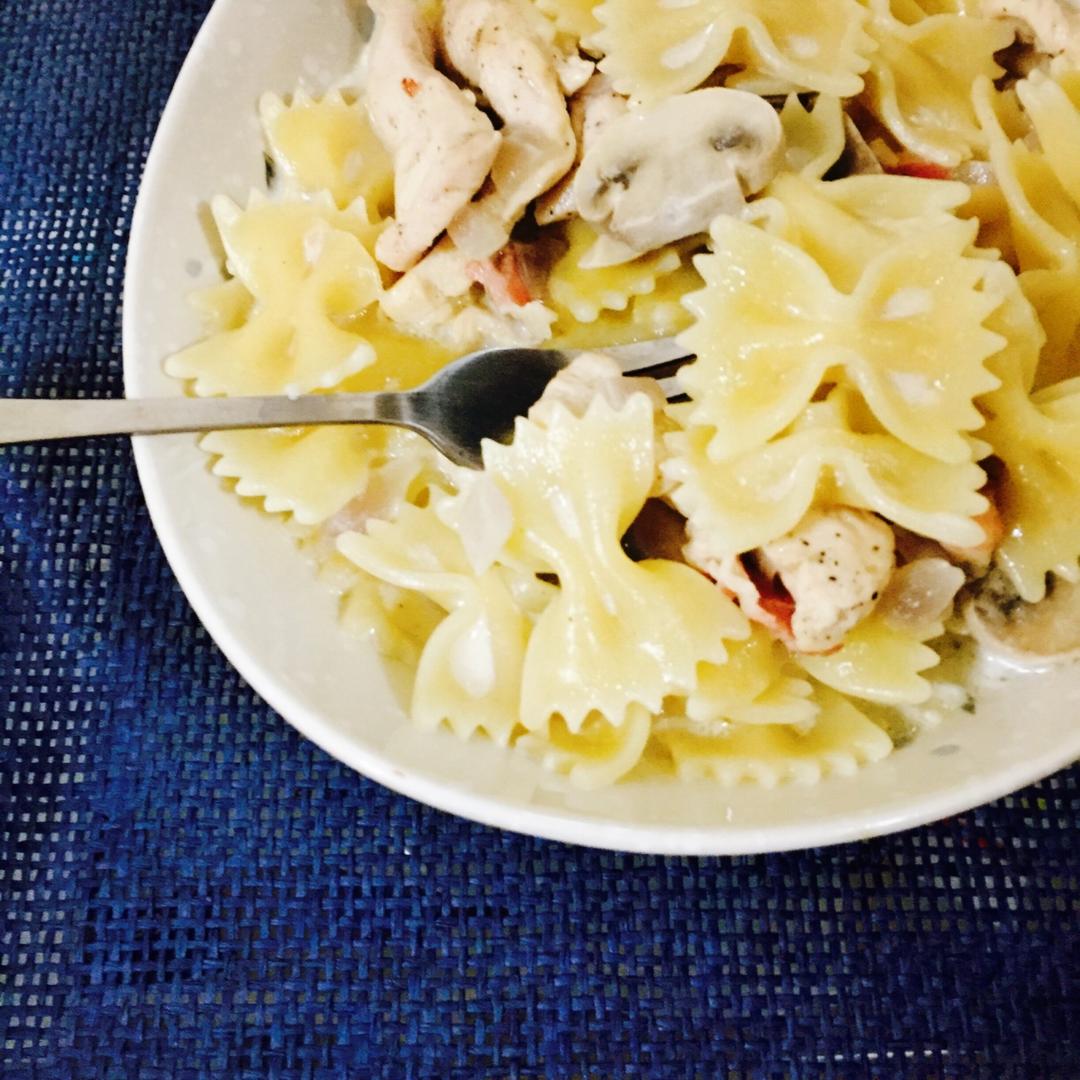 奶油鸡肉蘑菇意大利面 Cream of Mushroom Chicken Pasta