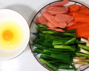 （五分钟菜谱）胡萝卜蒜苗炒鸡蛋的做法 步骤1