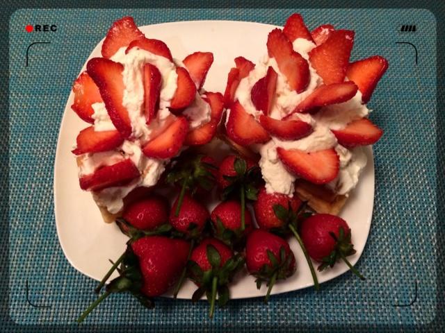 草莓华夫饼