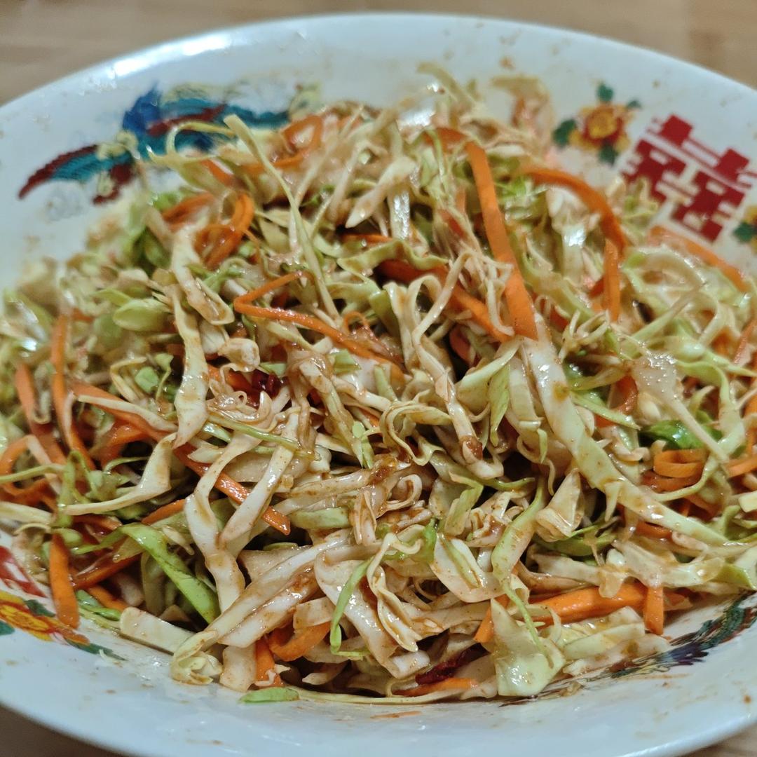 早餐店爽口的凉拌圆白菜丝
