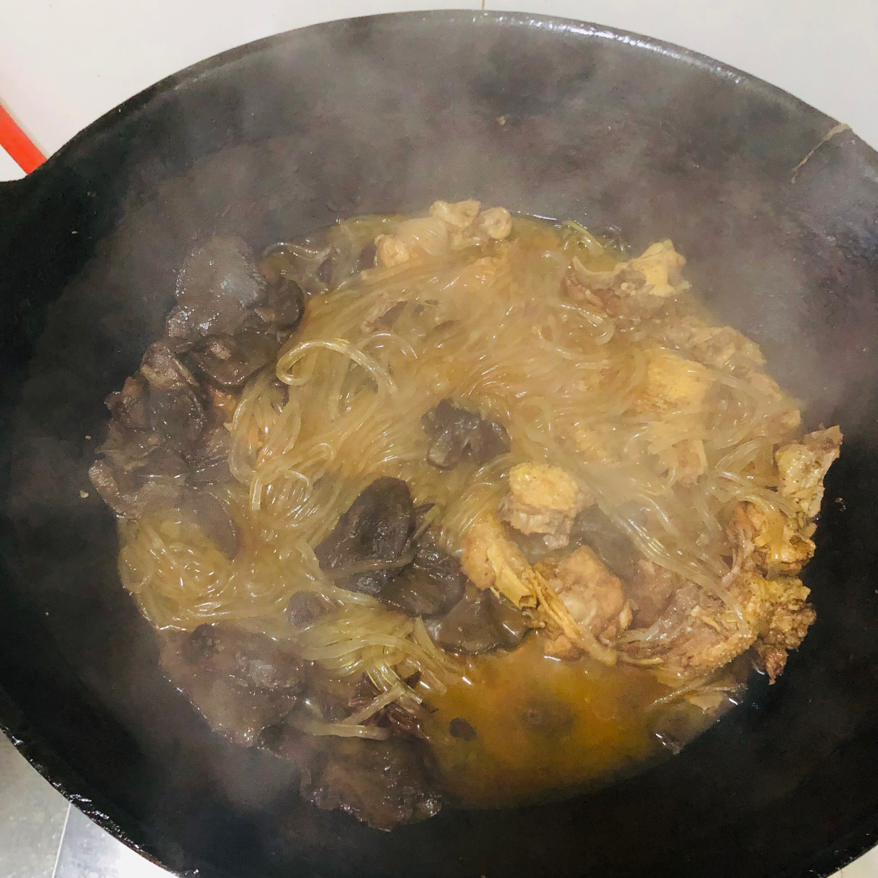 铁锅土鸡炖榛蘑