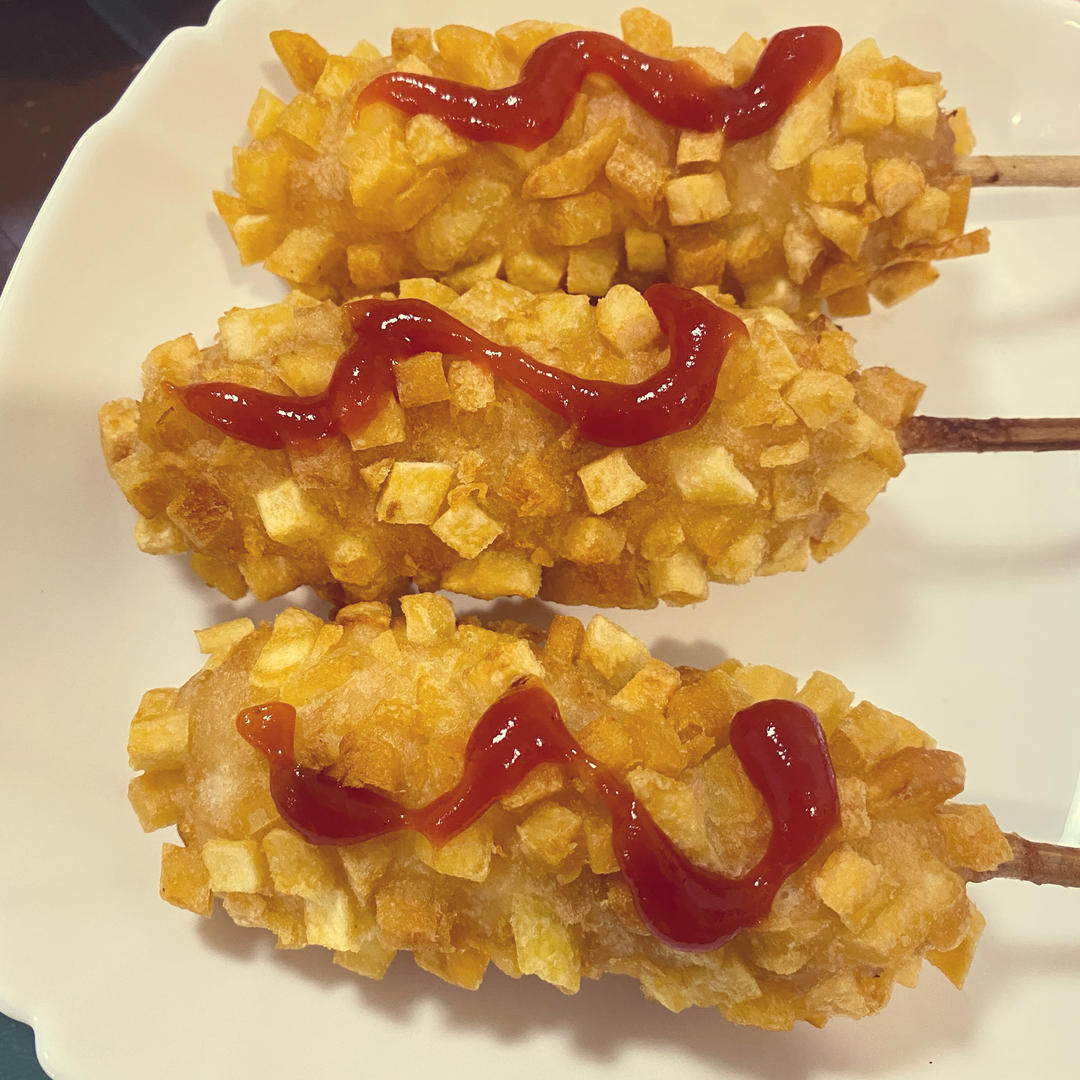 冬日精致快手下午茶（土豆芝士热狗棒沙拉 + 橙汁伏特加）