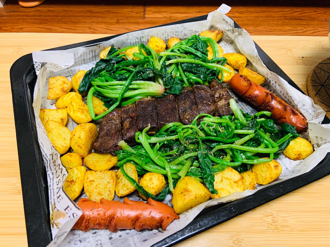 黑椒牛排配烤土豆块