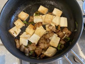 五花肉炖豆腐的做法 步骤3