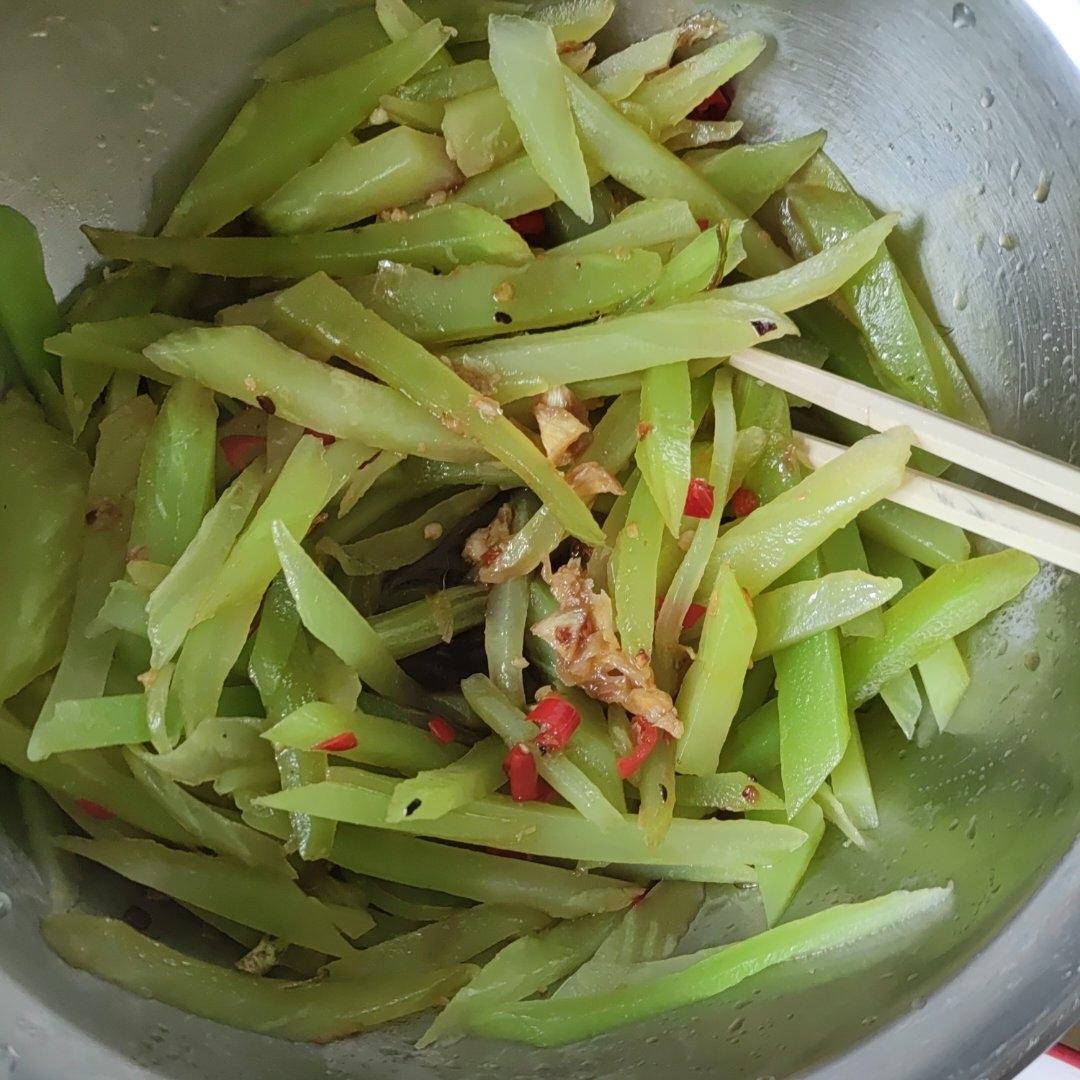 10分钟搞定的快手凉拌菜，清脆爽口的凉拌莴笋丝