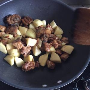 鸡肉炖土豆的做法 步骤5