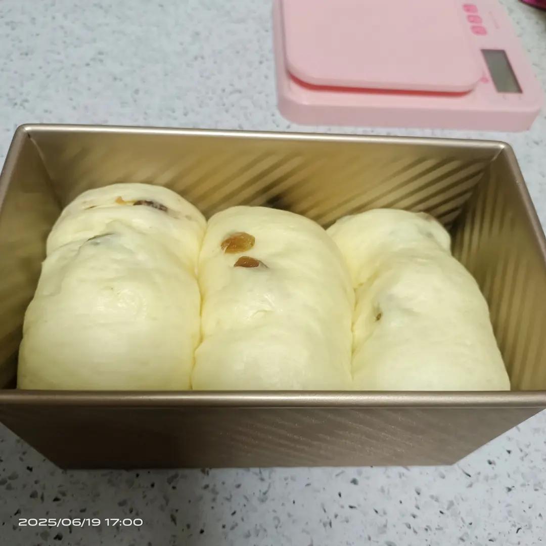 我最近每天做一个的葡萄干吐司，真的超松软好吃！