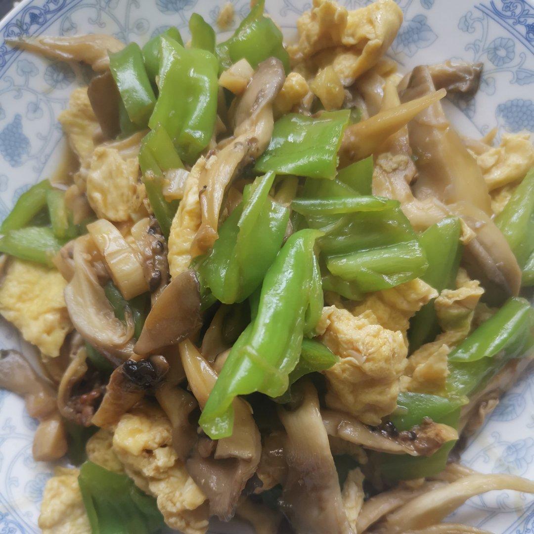 平菇青椒炒鸡蛋 好吃又营养的超快手家常菜