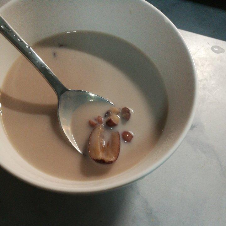红枣红豆薏仁牛奶粥